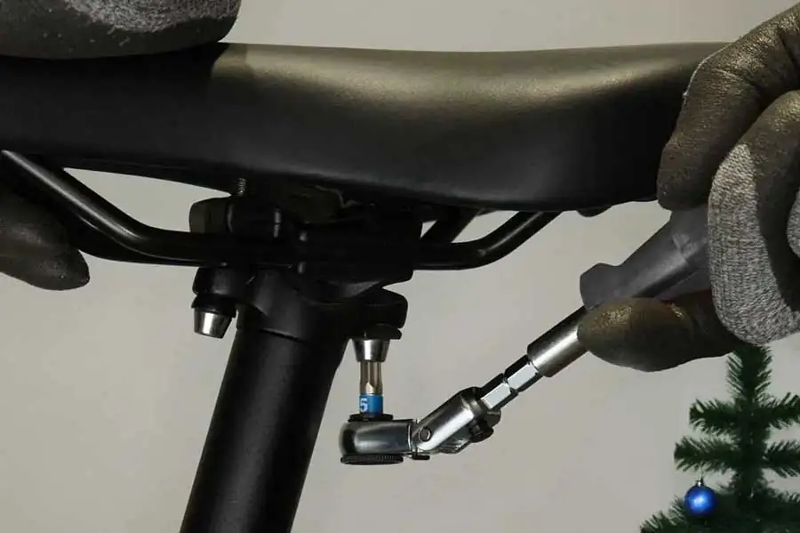 New-for-2025-The-711L-Flex-Head-1-4-EDC-Ratchet-Wrench-With-T-Handle-02