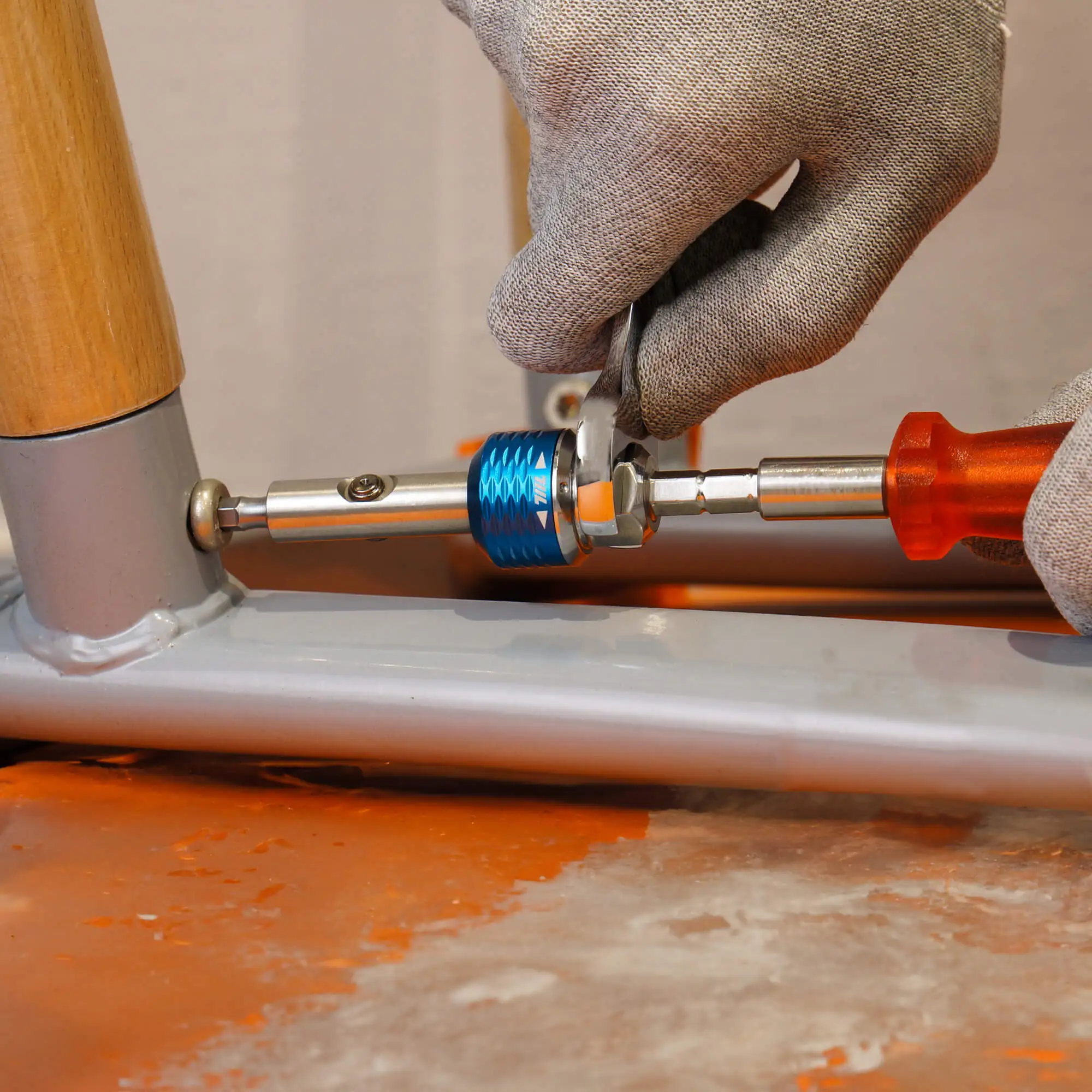 Using the 711L inline ratchet driver HEX with a socket on furniture